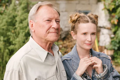 Сергей Шакуров и Лиза Монеточка на съемках фильма «Родные»