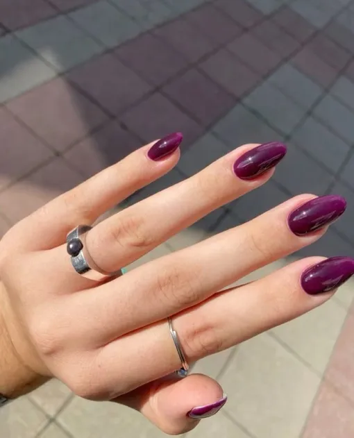 Однотонный денежный маникюр на ноябрь 2025 года Однотонный денежный маникюр на ноябрь 2025 года