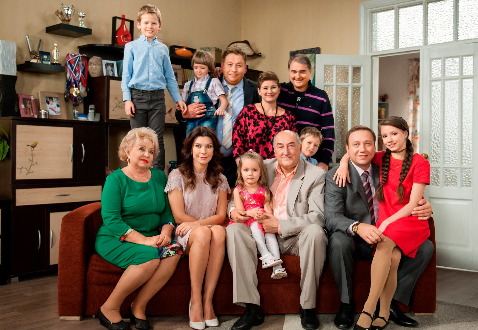 Қара колготкидегі мүйізді үй қызметкерінің порносын қараңыз