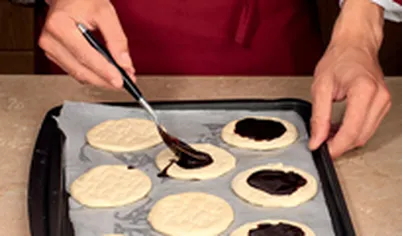 Тесто смажьте растопленным на водяной бане шоколадом (или медом).