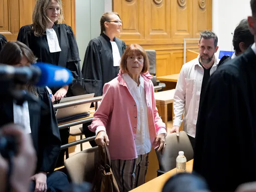 Жизель Пелико с адвокатом в суде города ним 9 октября 2025 года Жизель Пелико с адвокатом в суде города ним 9 октября 2025 года