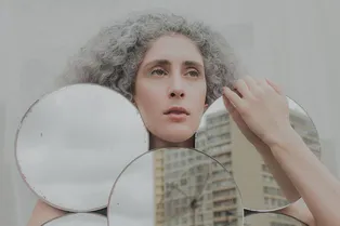 Девять месяцев без иллюзий. Блогерка отпускает седые волосы в прямом эфире Девять месяцев без иллюзий. Блогерка отпускает седые волосы в прямом эфире