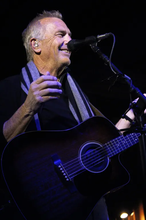 Кевин Костнер певец