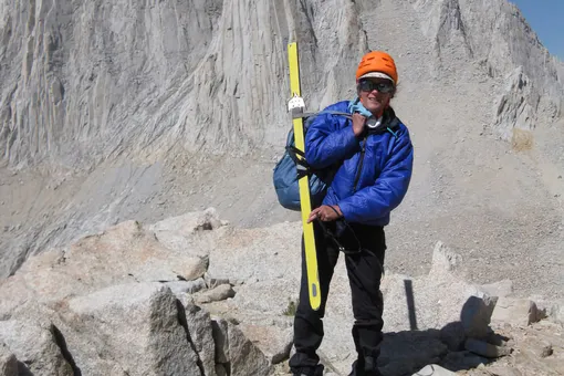 Пять дней со сломанным позвоночником: как женщина выжила после падения с вершины горы Уитни Пять дней со сломанным позвоночником: как женщина выжила после падения с вершины горы Уитни