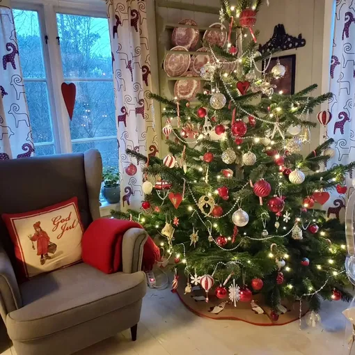 Красно-серебряная елка понравится Огненной Лошади и принесет удачу в 2026 году. Красно-серебряная елка понравится Огненной Лошади и принесет удачу в 2026 году.