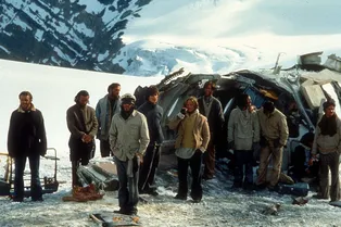 «Чудо в Андах»: как 16 студентов пережили авиакатастрофу и два месяца ждали помощи в заснеженных горах