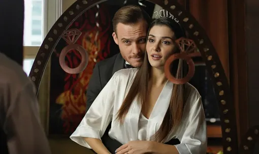 Керем Бюрсин и Ханде Эрчел сыграли в сериале «Постучись в мою дверь» любовь