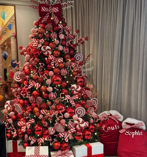 Огненная Лошадь любит яркие цвета. Если украсить елку игрушками в красно-оранжево-золотой гамме, то это поможет привлечь удачу и деньги в 2026 году.