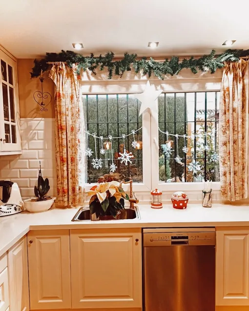 Гирлянда на карнизе над окном смотрится очень красиво. Такой прием просто повторить, чтобы украсить дом к Новому 2026 году Гирлянда на карнизе над окном смотрится очень красиво. Такой прием просто повторить, чтобы украсить дом к Новому 2026 году