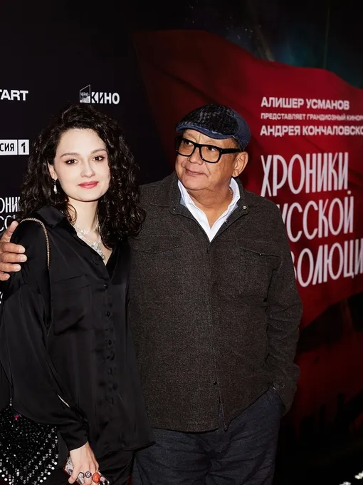 Мария Михалкова-Кончаловская с отцом Егором Кончаловским на премьере картины «Хроники русской революции» Мария Михалкова-Кончаловская с отцом Егором Кончаловским на премьере картины «Хроники русской революции»