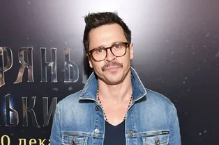 Павел Деревянко появился на дне рождения друга с новой девушкой Павел Деревянко появился на дне рождения друга с новой девушкой