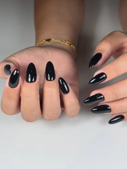 Астрологи назвали денежным цветом декабря 2025 года черный. Маникюр, выполненный однотонным черным лаком, принесет деньги и удачу. Астрологи назвали денежным цветом декабря 2025 года черный. Маникюр, выполненный однотонным черным лаком, принесет деньги и удачу.