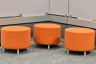 Не только пуфы: 7 предметов мебели, которые мгновенно делают комнату уютнее