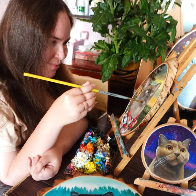 Как спилы деревьев превращаются в портреты домашних животных: история художницы с инвалидностью