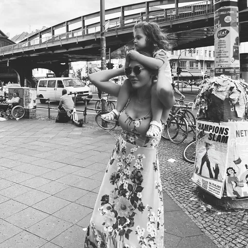 Мерьем Узерли с дочерью Лили Кои