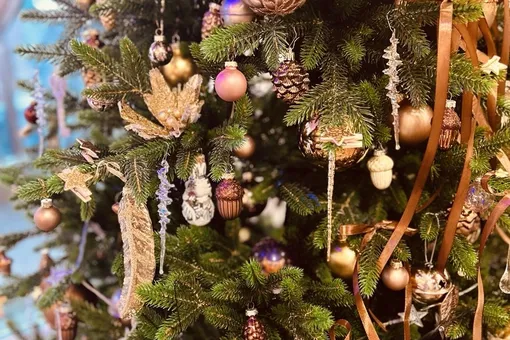 Медные оттенки – это база: как архитектор-дизайнер украшает елку к Новому году?