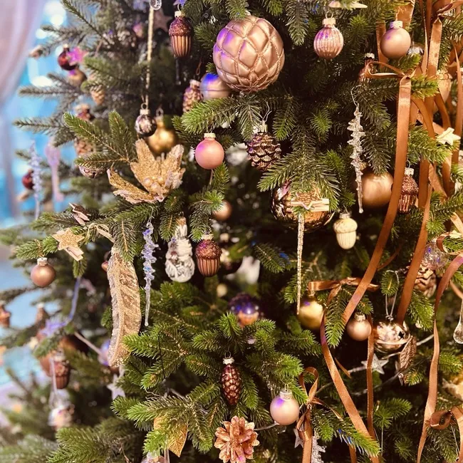 Медные оттенки – это база: как архитектор-дизайнер украшает елку к Новому году?