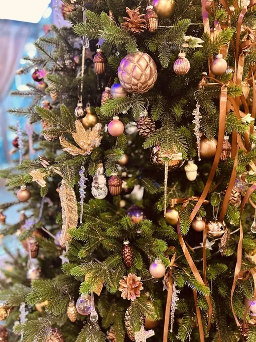 декор елки в медных оттенках