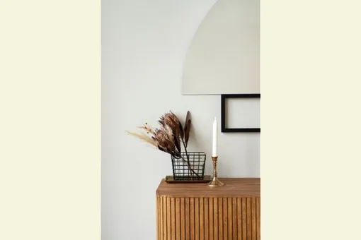 Акцент на черный декор характерен для теплого минимализма Акцент на черный декор характерен для теплого минимализма