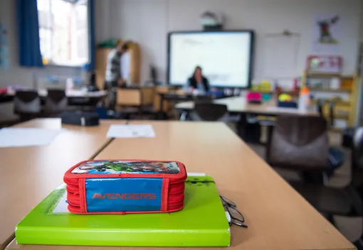 «Что тебе, весело?!» В Челябинской области учительница дала подзатыльник ребёнку за неправильное ударение «Что тебе, весело?!» В Челябинской области учительница дала подзатыльник ребёнку за неправильное ударение