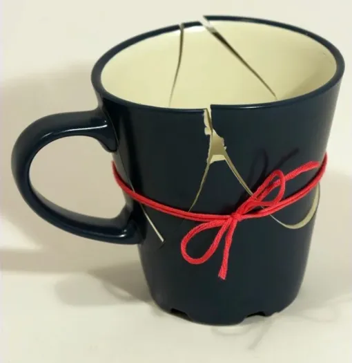 Хранить сломанную или треснувшую посуду Хранить сломанную или треснувшую посуду