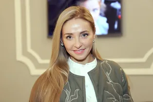 Татьяну Навку упрекнули в злоупотреблении пластикой. Она ответила, что пользуется фотошопом Татьяну Навку упрекнули в злоупотреблении пластикой. Она ответила, что пользуется фотошопом