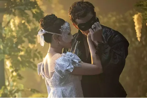 Ерин Ха в роли Софи Беккет, Люк Томпсон в роли Бенедикта Бриджертона в 4-м сезоне сериала «Бриджертоны» Ерин Ха в роли Софи Беккет, Люк Томпсон в роли Бенедикта Бриджертона в 4-м сезоне сериала «Бриджертоны»