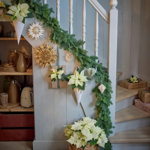 Лестница в рождественском оформлении