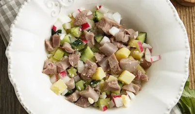 Отварной язык нарежьте кубиками.