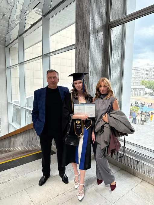 Алена Апина и Александр Иратов с дочерью Ксенией в день вручения ей диплома РУДН Алена Апина и Александр Иратов с дочерью Ксенией в день вручения ей диплома РУДН