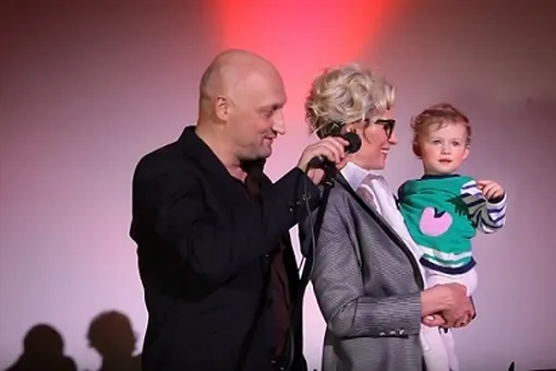 Гоша Куценко впервые вывел в свет полуторагодовалую дочку Гоша Куценко впервые вывел в свет полуторагодовалую дочку