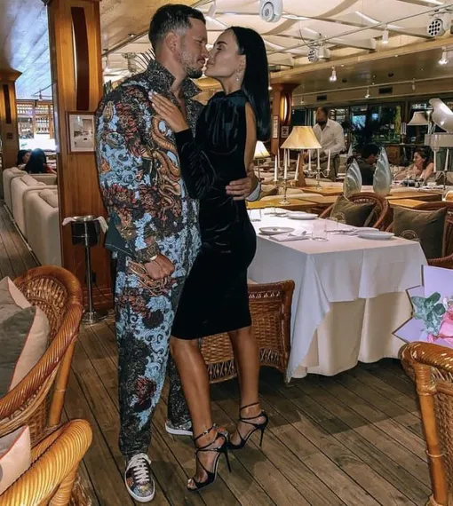 Пара поженилась в августе 2017 года Пара поженилась в августе 2017 года