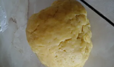 Замесить мягкое тесто.