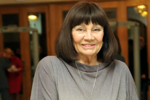 80-летняя Лариса Лужина выложила фото со всеми внуками 80-летняя Лариса Лужина выложила фото со всеми внуками