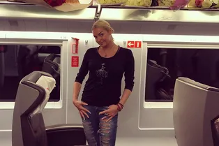 Анастасия Волочкова устроила фотосессию в хиджабе. Подписчики спорят о происхождении наряда