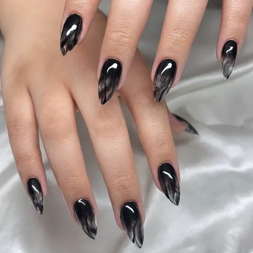Дымчатый маникюр в черном оттенке — стильный вариант денежного маникюра на декабрь 2025 года. Астрологи уверены, что черный цвет в этом месяце принесет успех в финансовых делах. Дымчатый маникюр в черном оттенке — стильный вариант денежного маникюра на декабрь 2025 года. Астрологи уверены, что черный цвет в этом месяце принесет успех в финансовых делах.
