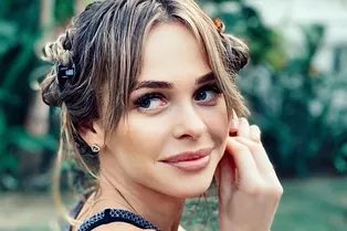 «Иду в медпункт»: Анна Хилькевич совершила экстремальный спуск с водной горки (видео)