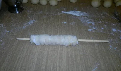 Рулетик скрутили…скрепили. Теперь собираем рулет в гармошку на палочке, приплюскивая с краёв. Палочку теперь вынимаем, а края заправляем внутрь.