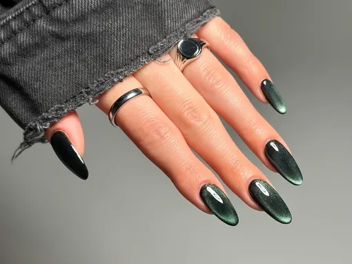 Маникюр стеклянный бархат на Новый год 2026