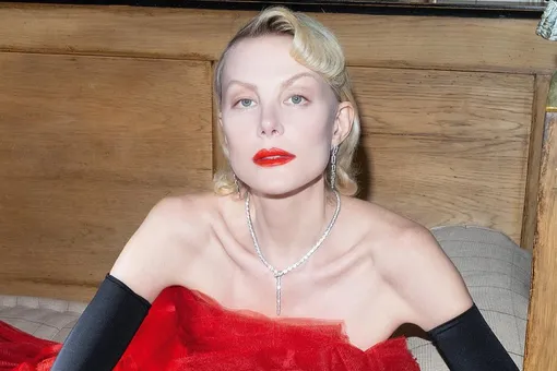 «Пришла в одном белье»: 58-летняя Рената Литвинова снялась в эффектном платье из бюстгальтеров