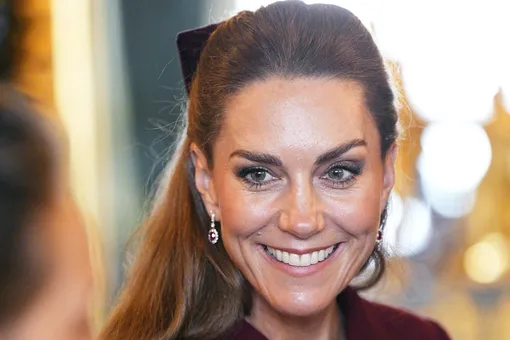 Кейт Миддлтон в оливковом брючном костюме от Victoria Beckham занялась выпечкой Кейт Миддлтон в оливковом брючном костюме от Victoria Beckham занялась выпечкой