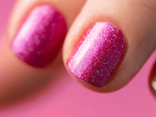 В ноябре 2025 года астрологи советуют отказаться от маникюра в цветах фуксии и серый, они могут «отталкивать» деньги