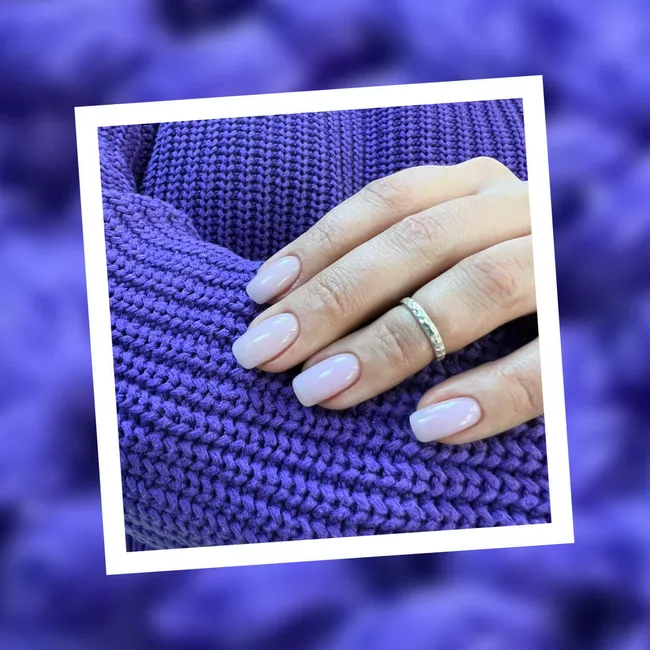 Белый делает руки бледнее, а синий подчеркивает вены: особенности маникюра для женщин 50+