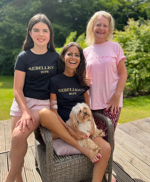 Дебора Джеймс с мамой и дочкой подруга кейт мидллтон умерла от рака кишечника