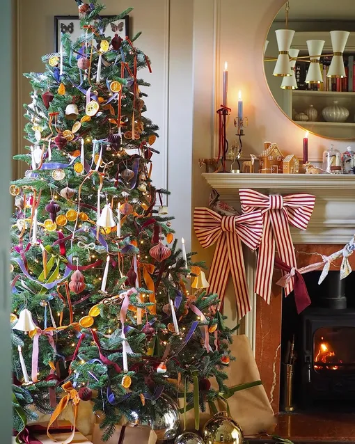 Если украсить елку игрушками в красно-оранжево-золотой гамме, то это поможет привлечь удачу и деньги в 2026 году.