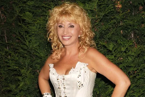 Мягкое изголовье и шкафы во всю стену: как выглядят спальня, кухня и гостиная Ирины Аллегровой