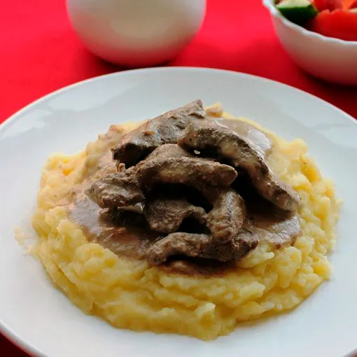 Рецепт бефстроганов из говяжьей печени в сметанном соусе Рецепт бефстроганов из говяжьей печени в сметанном соусе