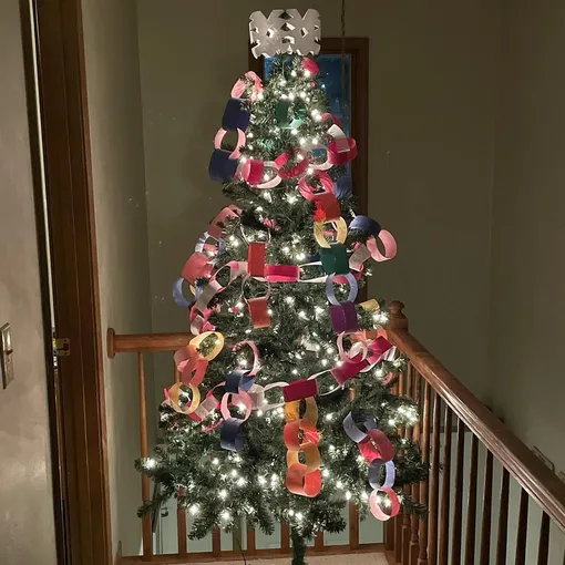 Украшение к Новому году 2026 можно сделать своими руками. Например, можно сделать цепь-гирлянду из бумаги.