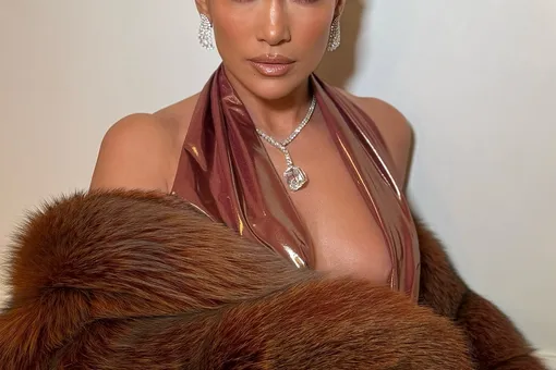 Розовое золото и огоньки: Дженнифер Лопес нарядила ёлку в особняке за 52 миллиона долларов