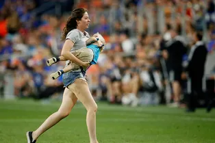 Мамы поймут: жительнице Москвы пришлось бежать по футбольному полю во время игры